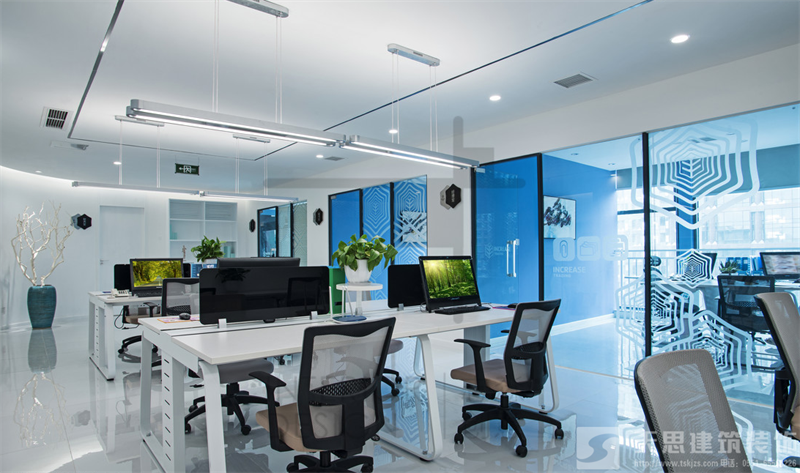 頂棚天花設(shè)計(jì)在<a href=http://m.galaxys4.com/ target=_blank class=infotextkey>合肥辦公室裝修</a>中的運(yùn)用